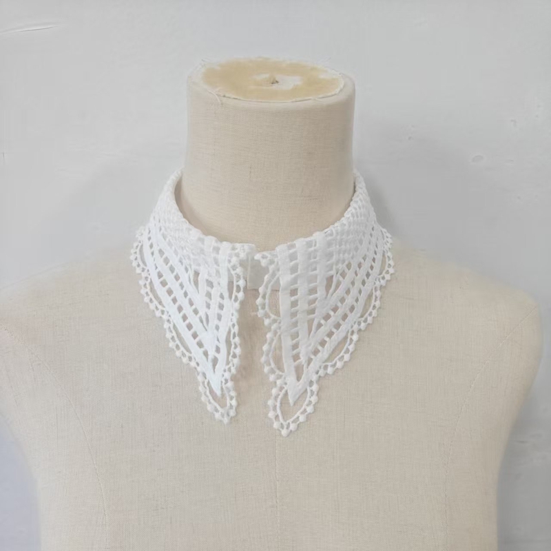 レディホワイト フリル付き付け襟 花柄 刺繍入り 取り外し可 - Embroidery のレビューと価格